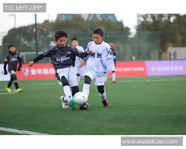 兴义足球热潮兴起青少年踢球热情高涨助力城市体育发展与团结精神