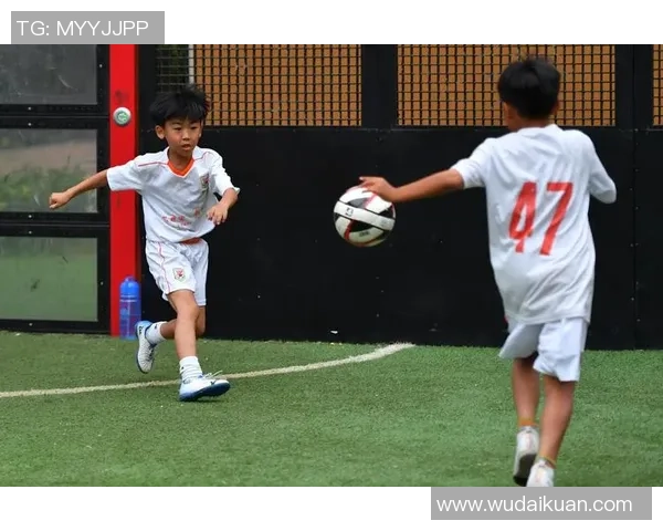 足球人郑的传奇旅程与梦想追逐的故事分享 足球人郑的传奇旅程与梦想追逐的故事分享